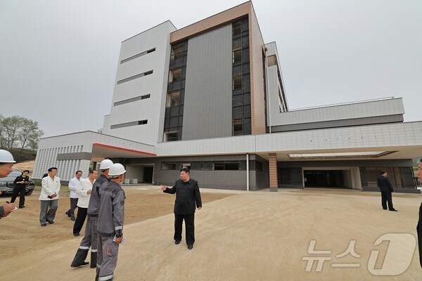 정품 슬롯사이트 총비서가 구성시병원 건설장을 현지지도하고 있다.(사진=노동신문/뉴스1)
