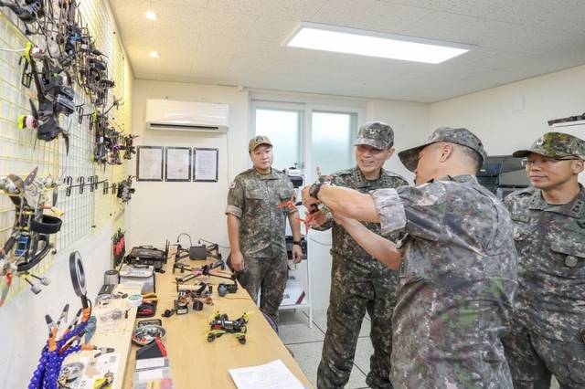 김규하 육군참모토토 카지노이 지난 8일 육군 5사단에서 운영 중인 드론공작소를 방문해 드론 직접 운용해보고 있다. (사진=육군 제공)