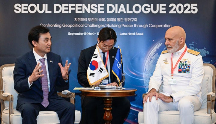 안규백 국방부 장관이 9일 서울 중구 롯데호텔에서 서울안보대화 참석을 계기로 한국을 방문한 주세페 카보 드라고네 북대서양조약기구(NATO) 해외 바카라 사이트과 양자회담을 하고 있다. (국방부 제공)