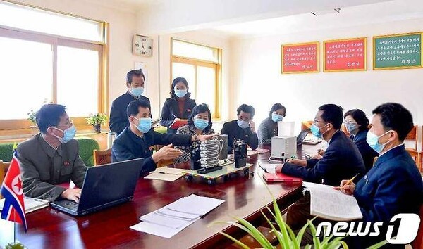 북한 인터넷 바카라학 교직원들(사진=노동신문/뉴스1)
