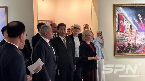 러시아 모스크바에서 열린 가상 바카라 미술전시회에 참석한 세르게이 쇼이구 국가안보회의 서기와 올가 류비모바 러시아 문화상, 승정규 가상 바카라 문화상(가운데)(사진=주북 러시아 대사관)