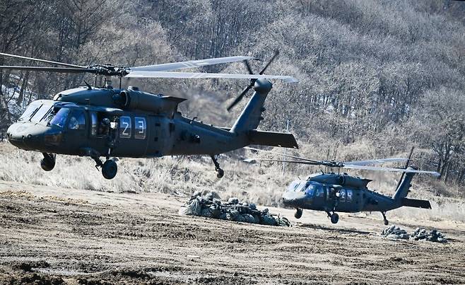 UH-60 슬롯사이트 2025년가 훈련 중 임무를 수행하기 위해 비행하고 있다.(사진=육군 제공)