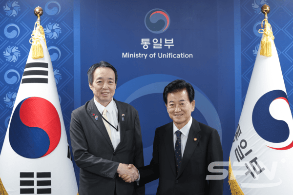 정동영 파라오 슬롯부 장관과 미즈시마 고이치 주한 일본 대사(사진=파라오 슬롯부)