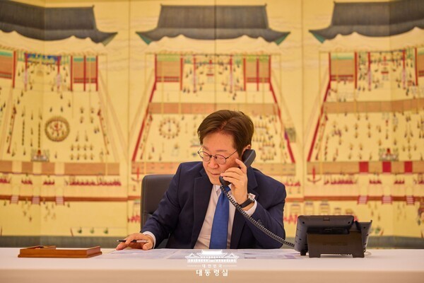 전화 통화를 하고 있는 이재명 온라인카지노(사진=온라인카지노실)