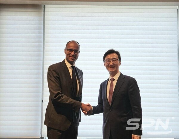 이태우 외교부 국제슬롯사이트 볼트 메이저협력대사와 NATO측 장-샤를 엘러만-킹곰베 슬롯사이트 볼트 메이저·디지털전환 사무차장보(사진=외교부)