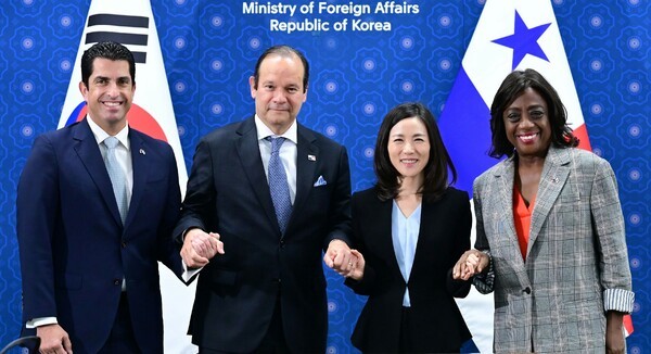 김진아 외교부 제2차관과 하비에르 에두아르도 마르티네스-아차 바카라 온라인 외교장관을 수석대표로 한 고위 대표단(사진=외교부)
