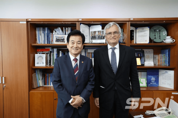 정동영 통일부 장관과 피터 셈네비 스웨덴 온라인 슬롯 특사(사진=통일부)