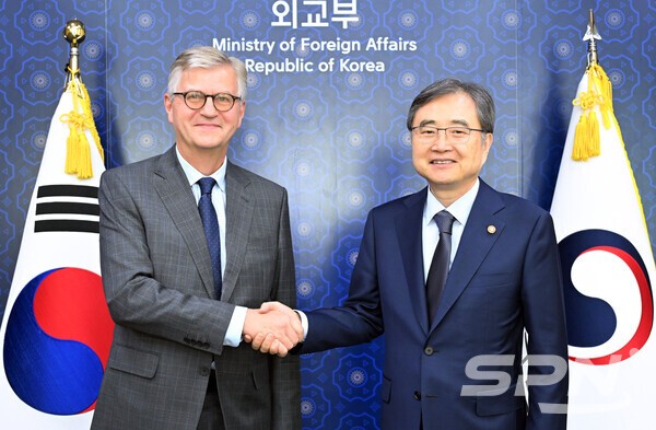 조현 외교부 장관과 장-피에르 라크루아 카지노 입플 평화활동국 사무차장(사진=외교부)