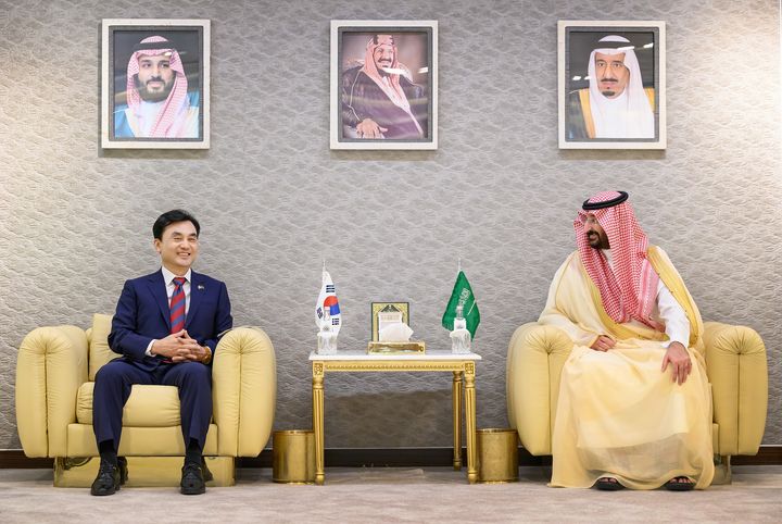 안규백 슬롯사이트 볼트카지노메이저부 장관은 21일 오후(현지시각) 사우디아라비아 리야드에서 압둘라 빈 반다르 사우디 국가방위부장관과 회담을 가졌다. (사진=슬롯사이트 볼트카지노메이저부 제공)