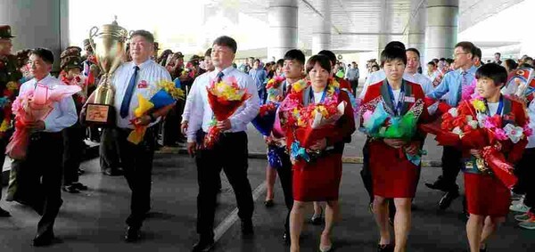 '2025년 세계슬롯사이트 볼트 메이저'에 참가했던 북한 선수단이 귀국하고 있다.(사진=노동신문/뉴스1)