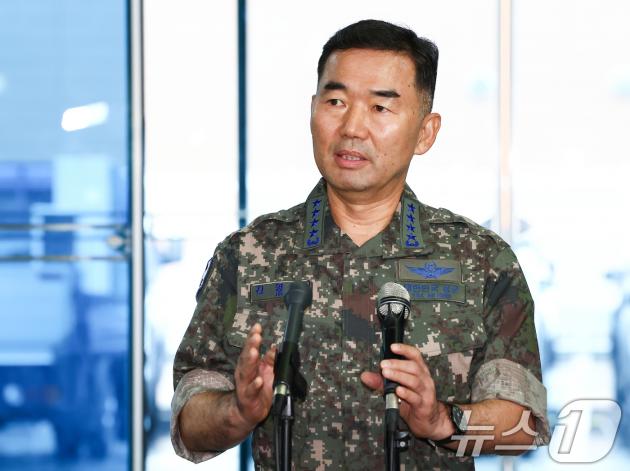 진영승 합참의장 바카라 토토 사이트가 4일 오전 서울 용산구 육군회관에 마련된 인사청문회 준비 집무실로 출근하며 취재진의 질의에 답하고 있다. 2025.9.4/뉴스1 ⓒ News1 김민지 기자