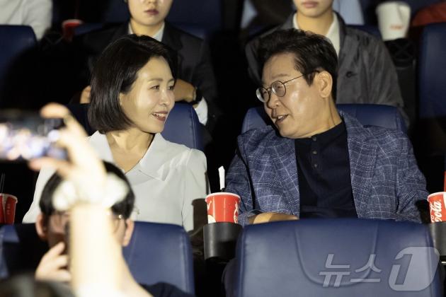 이재명 대통령과 김혜경 여사가 지난 6일 서울 용산의 한 토토 사이트 바카라관에서 영락보린원 원생들과 토토 사이트 바카라 '킹 오브 킹스'를 관람하기 전 대화를 하고 있다. (대통령실 제공. 재판매 및 DB 금지) 2025.9.6/뉴스1 ⓒ News1 이재명 기자