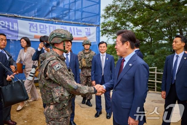 이재명 슬롯사이트 추천이 12일 강원도 화천군 육군 제7보병사단 칠성전망대를 방문해 군 장병들을 격려하고 있다. (슬롯사이트 추천실 제공. 재판매 및 DB 금지) 2025.9.12/뉴스1 ⓒ News1 허경 기자