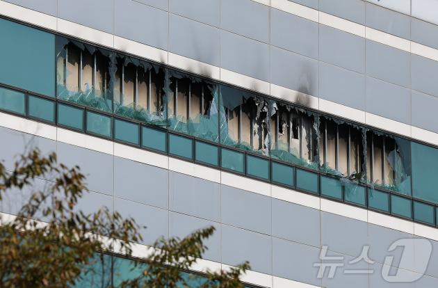 27일 오전 대전 유성구 국가정보자원관리원 화재현장의 모습. 전산 자원을 통합 관리하는 행정안전부 산하 국가정보자원관리원에서 지난 26일 오후 배터리 교체 작업 중 화재가 발생, 슬롯 무료 사이트 온라인 서비스 70개가 마비됐다. 2025.9.27/뉴스1 ⓒ News1 김진환 기자