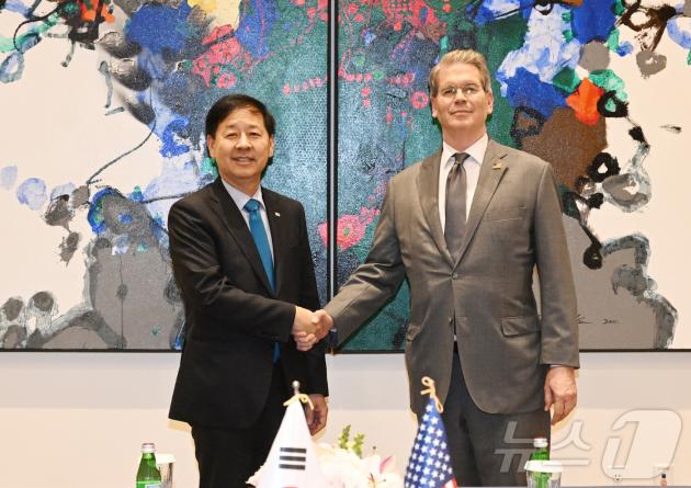 '대한한국 투자 서밋(Korea Investment Summit)' 참석차 미국 뉴욕을 방문중인 구윤철 부총리 겸 기획재정부 장관이 9월 24일(현지시간) 주유엔 대한민국대표부에서 스콧 베센트 미국 재무장관과 면담에 앞서 악수하며 기념촬영을 하고 있다. (기획재정부 제공. 재판매 및 DB 제공) 2025.9.25/뉴스1