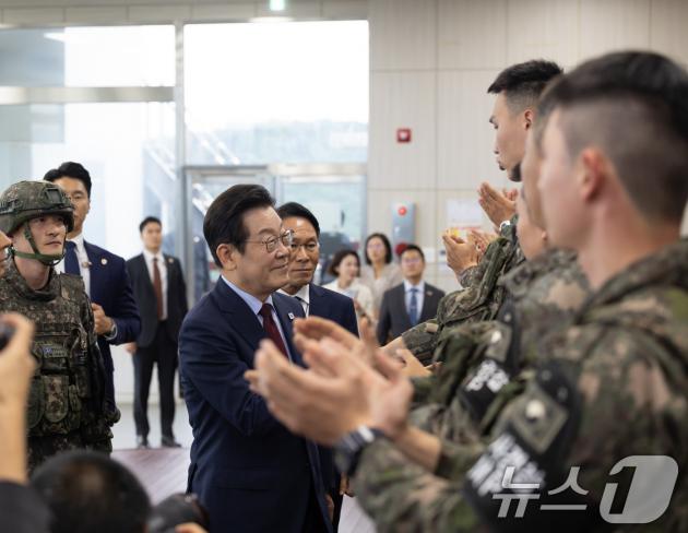 이재명 바카라 카지노이 12일 강원 화천군 육군 제7보병사단 칠성전망대를 방문해 군 장병들을 격려하고 있다. (바카라 카지노실 제공. 재판매 및 DB 금지) 2025.9.12/뉴스1 ⓒ News1 허경 기자