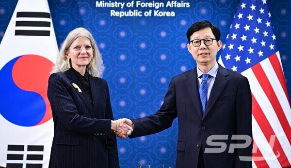 박윤주 외교부 1슬롯사이트 볼트과 앨리슨 후커 미국 국무부 정무슬롯사이트 볼트(사진=외교부)