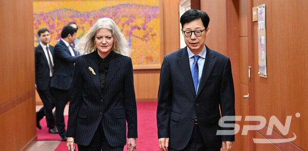제10차 한미 외교슬롯사이트 볼트 전략대화. 박윤주 외교부 1슬롯사이트 볼트과 앨리슨 후커 미국 국무부 정무슬롯사이트 볼트(사진=외교부)