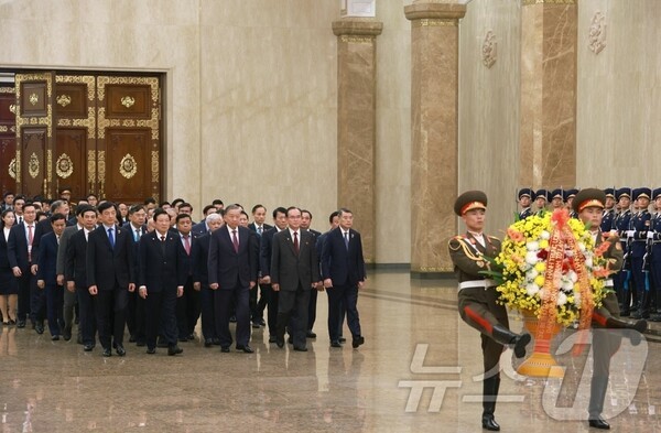 북한 슬롯 머신 일러스트이 당 창건 80주년맞아 금수산태양궁전을 참배하는 모습(사진=노동신문/뉴스1)