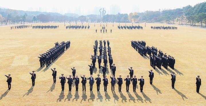 24ÀÏ °æ³² ÁøÁֽà °ø±º±³À°»ç·ÉºÎ ´ë¿¬º´Àå¿¡¼ ¿¸° '°ø±º Á¦155±â Çлç»ç°üÈ帻ý ÀÓ°ü½Ä'¿¡¼ ½ÅÀÓ ¼ÒÀ§µé°ú ÀÓ°ü½Ä ÁÖ¿ä Âü¼®ÀÚµéÀÌ ±â³äÃÔ¿µ Çϰí ÀÖ´Ù. (»çÁø=°ø±º Á¦°ø)