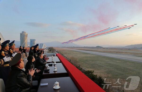 북한 인민군 공군 창설 80돌 기념행사에 참석한 김정은 총비서가 딸 김주애와 함게 시위비행을 참관하고 있다.(사진=노동신문/뉴스1)