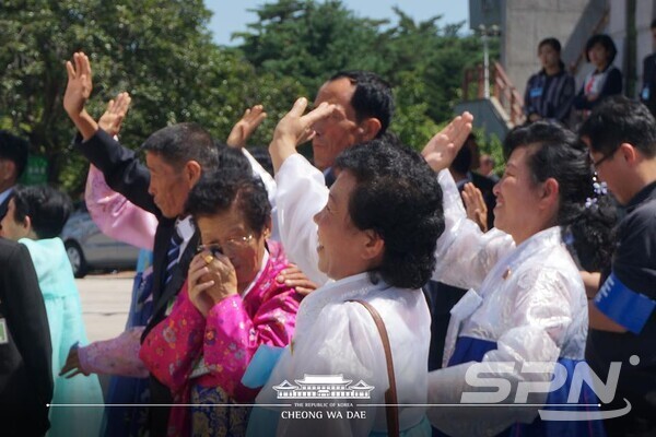 북측 가족들이 남측 가족들을 환송하는 모습(사진=청와대)