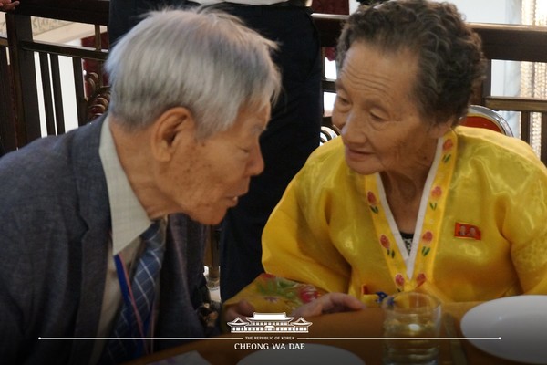 이산가족 작별상봉 모습(사진=청와대)