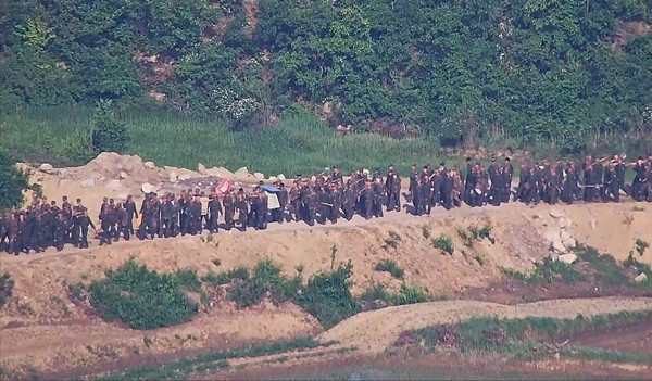 북한군이 군사분계선 인근에서 대규모 병력을 투입해 작업을 하고 있다.(사진=합동참모본부 제공)