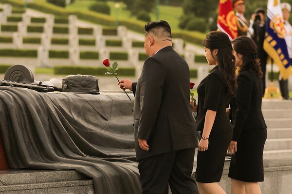 김정은 총비서가 부인 리설주 여사, 딸 김주애와 함께 조국해방전쟁참전열사묘에 꽃송이를 바치고 있다.(사진=노동신문/뉴스1)