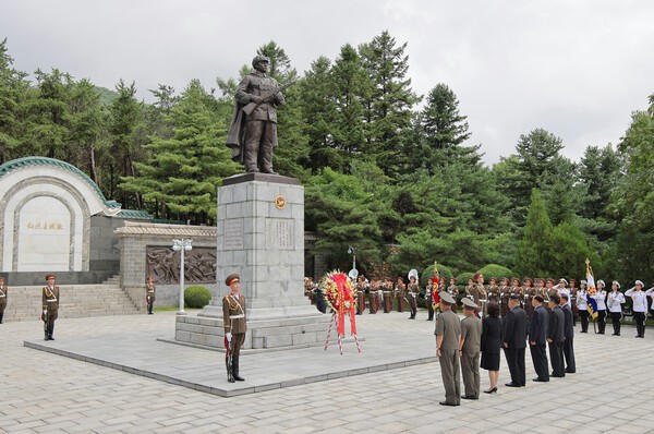 김정은 총비서가 정전일 73주년을 맞아 중국인민군지원군열사능원을 참배하고 있다.(사진=노동신문/뉴스1)